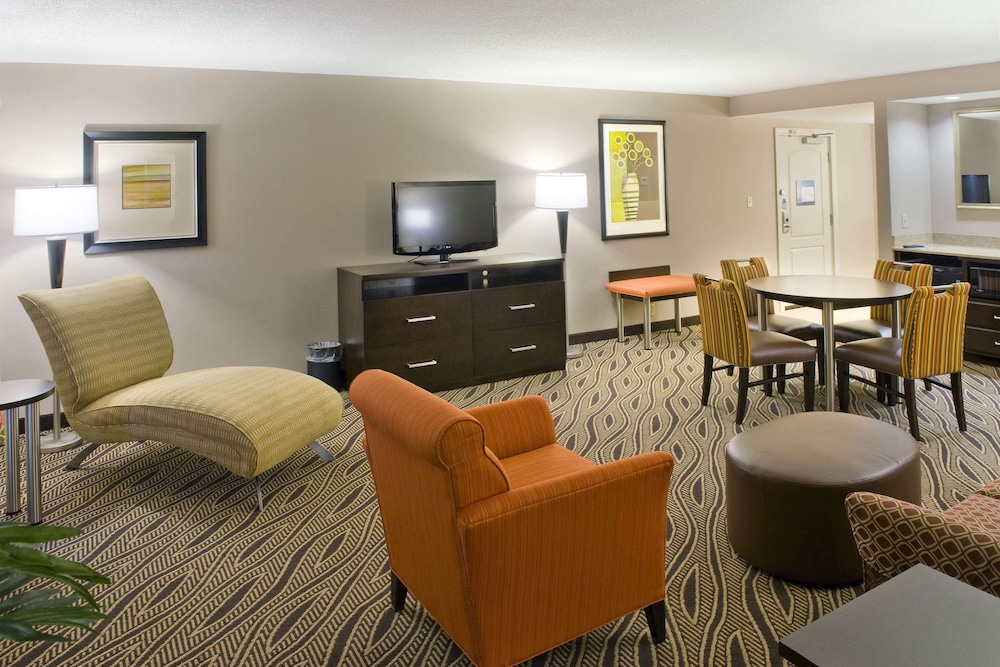 Hampton Inn Evansville Airport 34/70