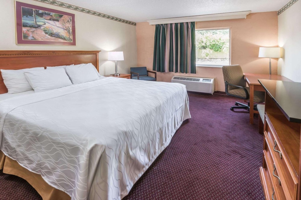 Columbus Grand Hotel and Banquet Center 12/33
