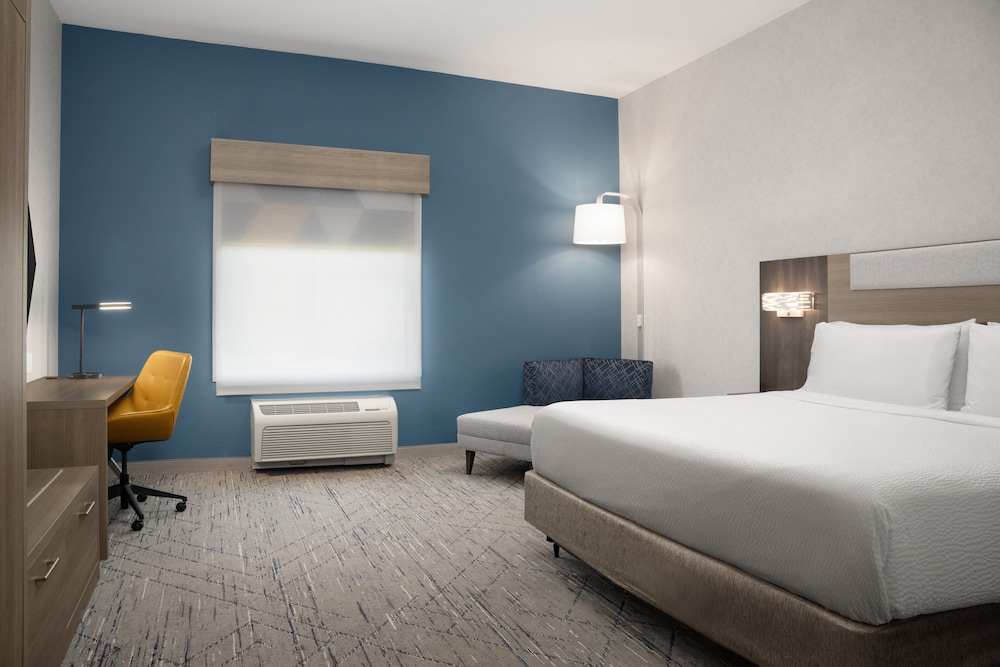 Holiday Inn Express Suites Alexandria Fort Belvoir 22/73