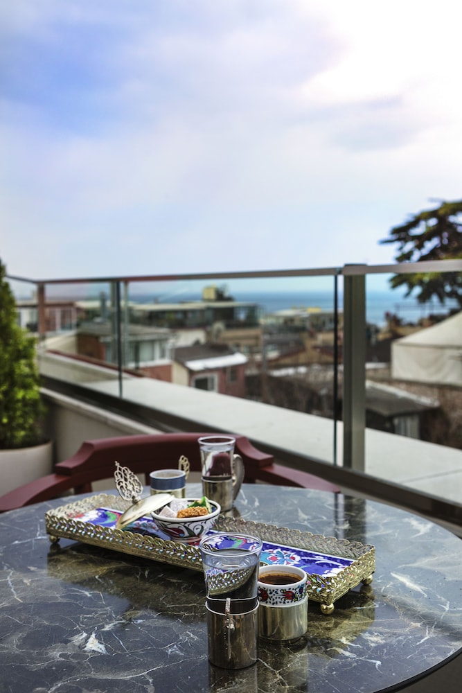 Obelisk Hotel & Suites 37/63