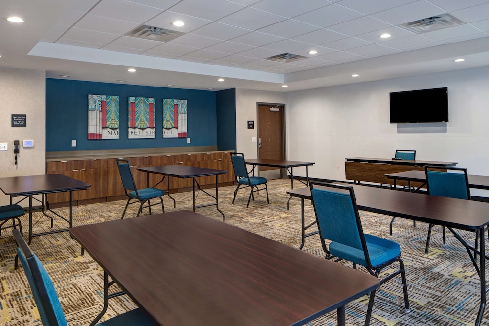 Hampton Inn Suites Deptford Nj 52/53