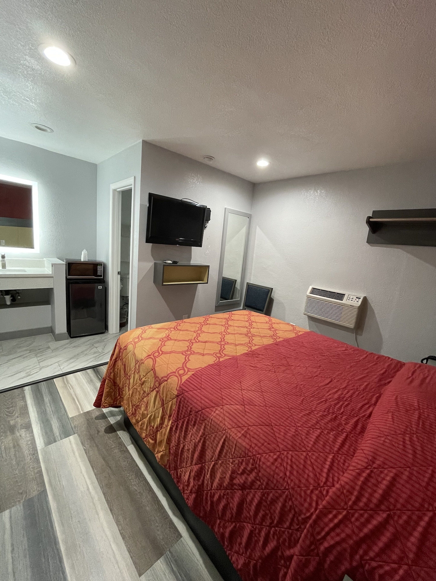 ROOM, QUEEN BED