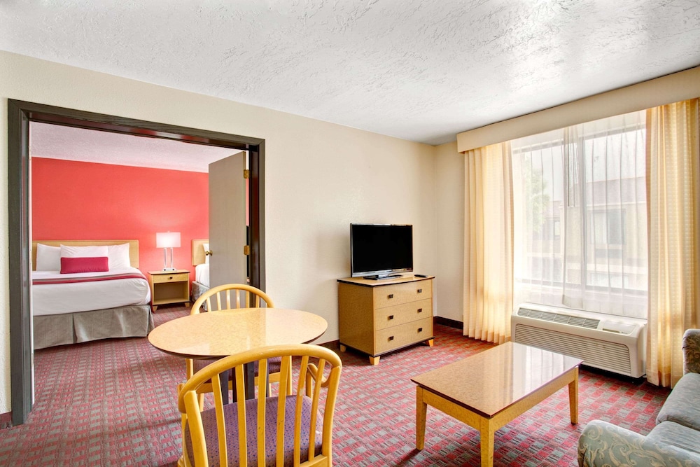 Clarion Inn Salt Lake City Airport 38/63