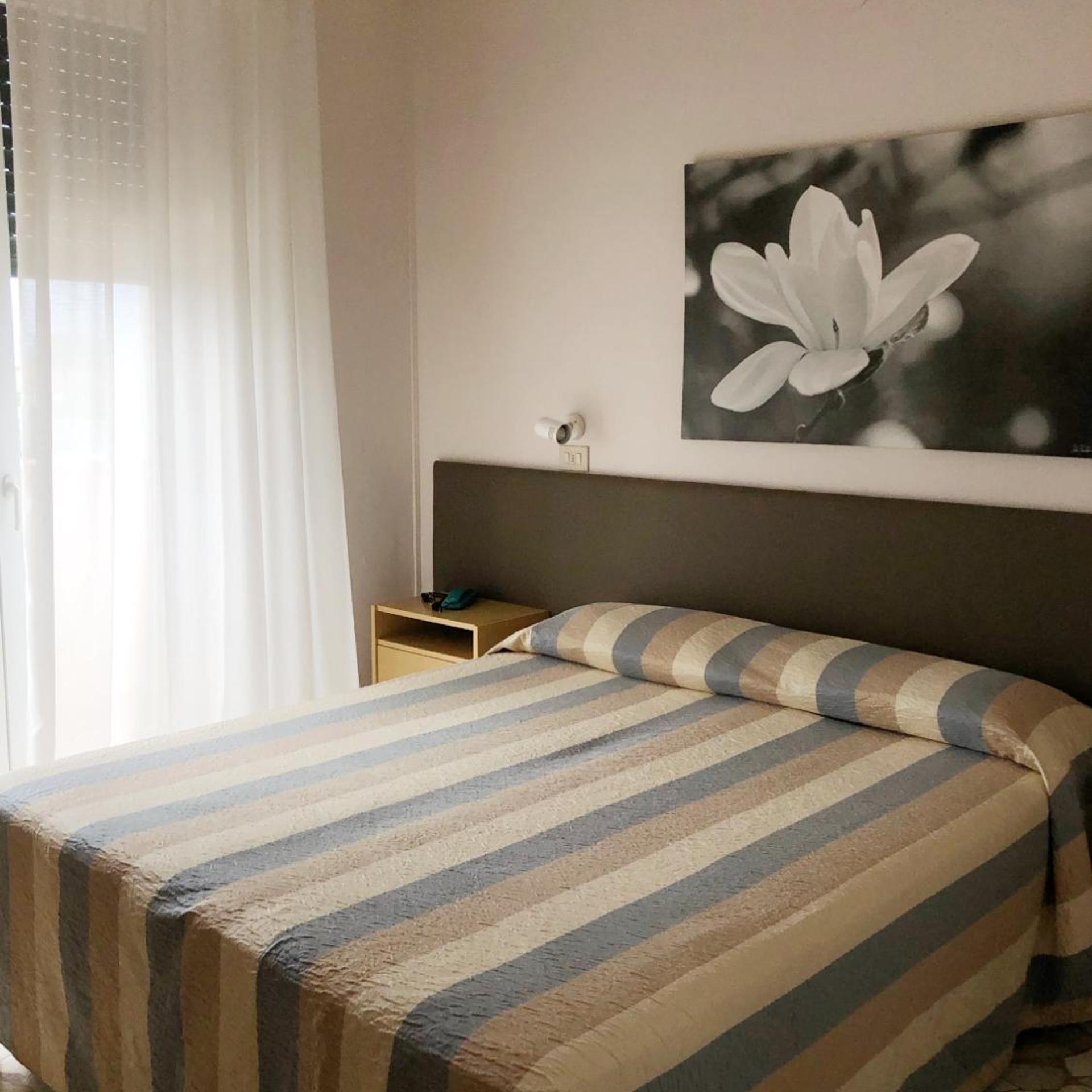 غرفة بسرير مزدوج أو سريرين منفصلين