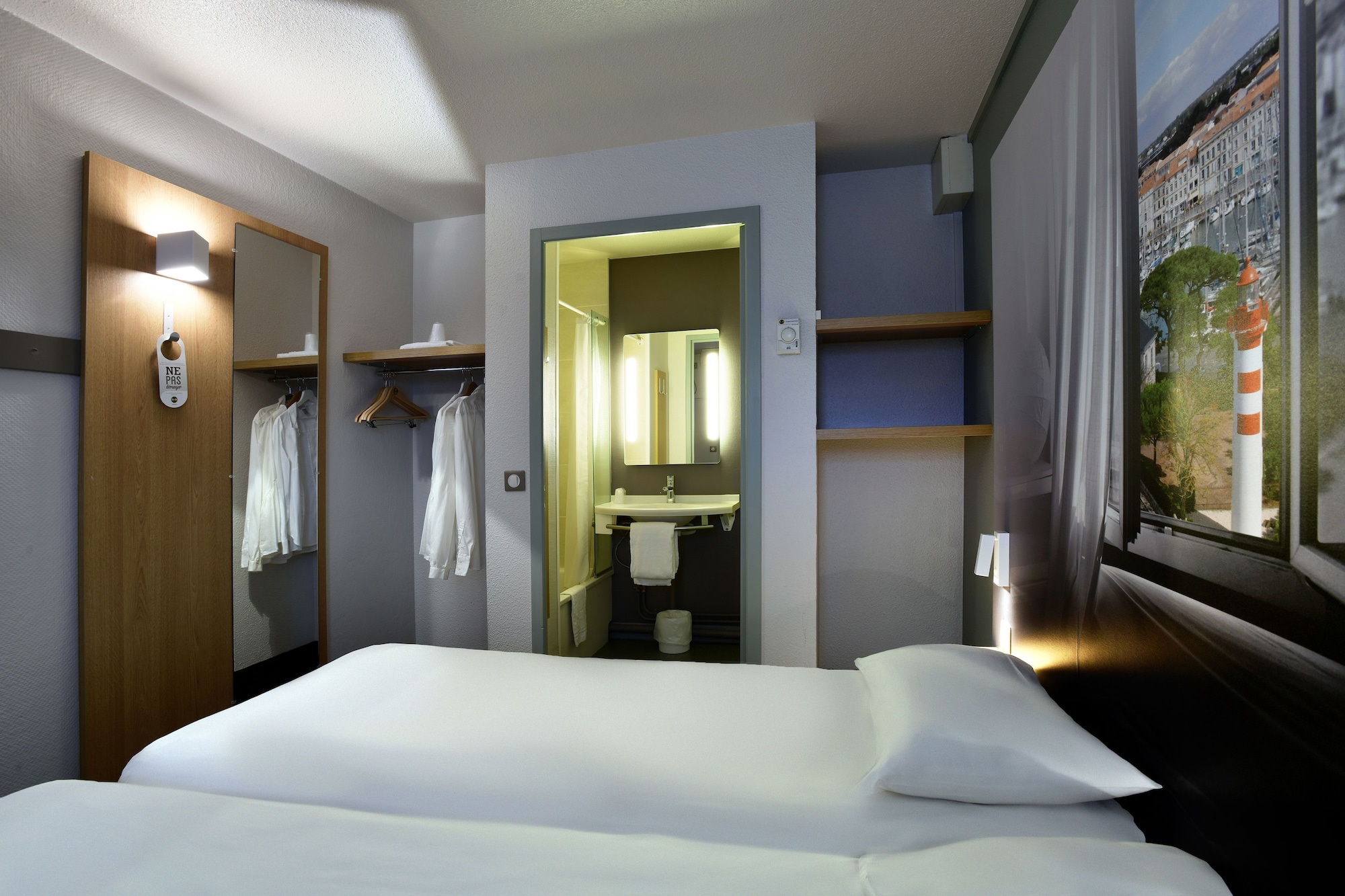 ROOM, TWIN BEDS