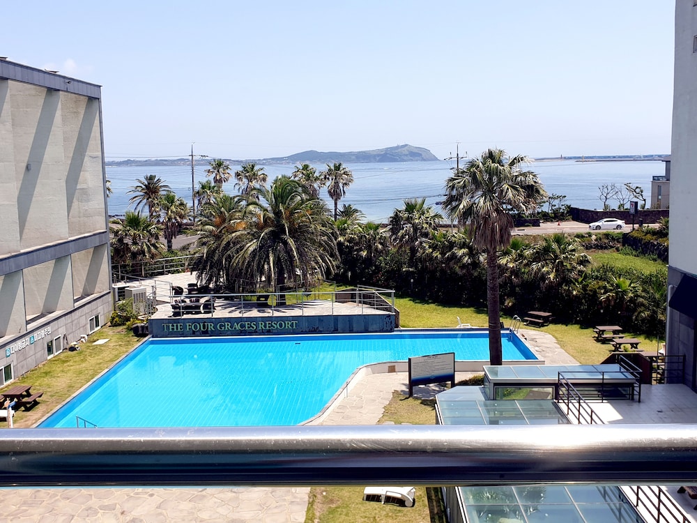 The Four Graces Resort 18/28