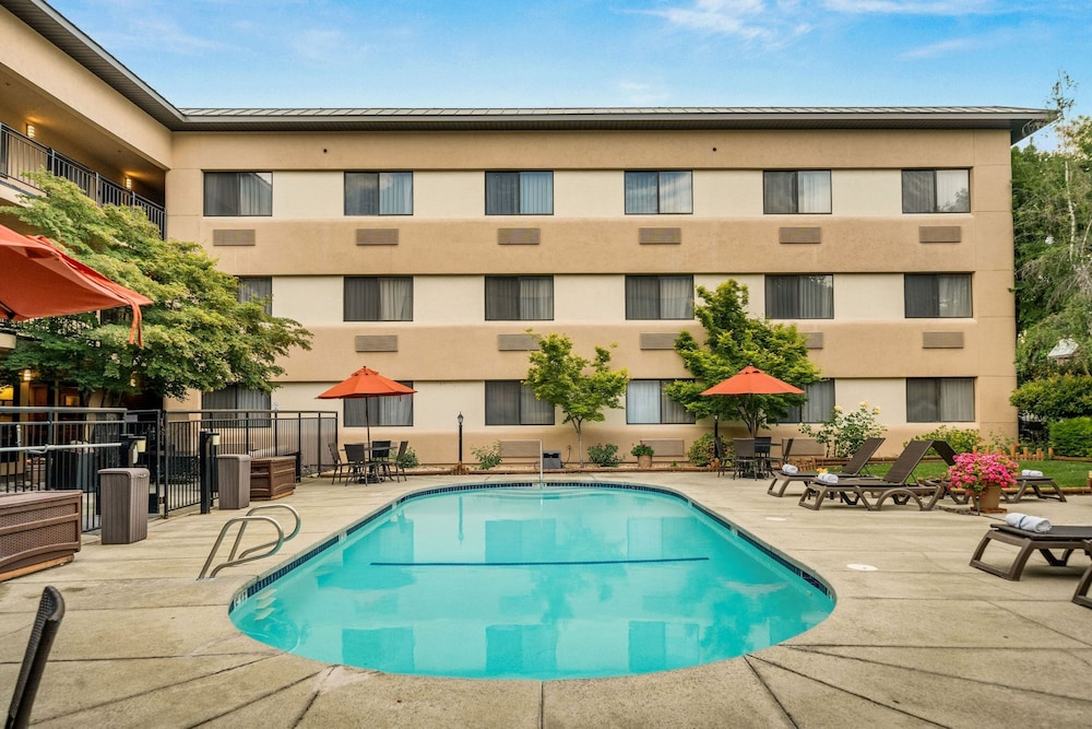 Oxford Suites Redding 5/64