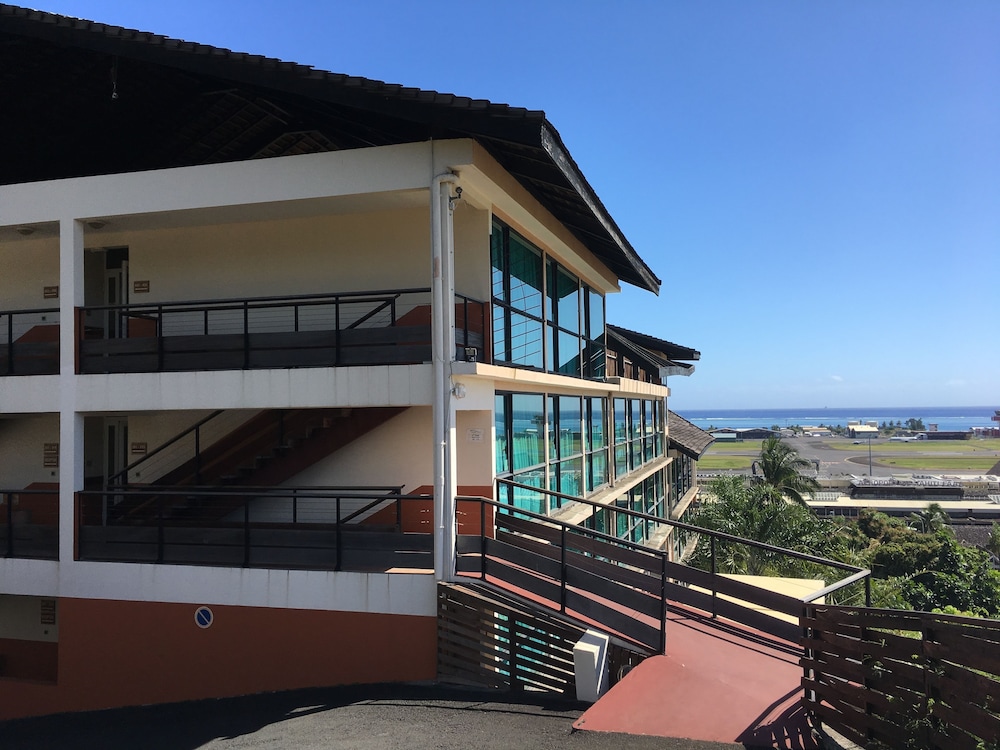 Tahiti Airport Motel 4/64