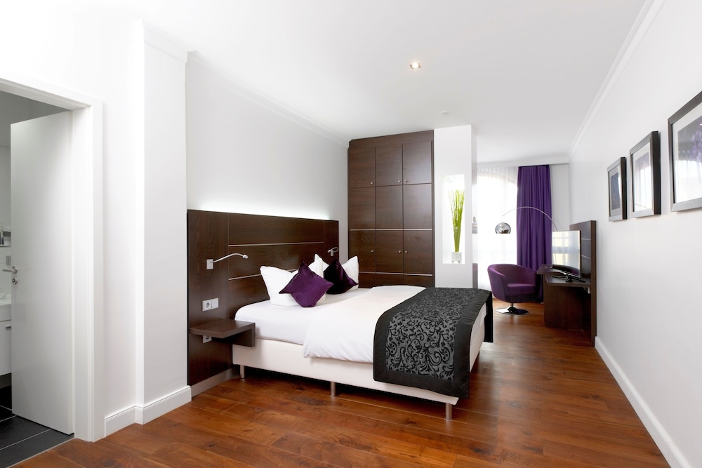 Central Hotel 13/35