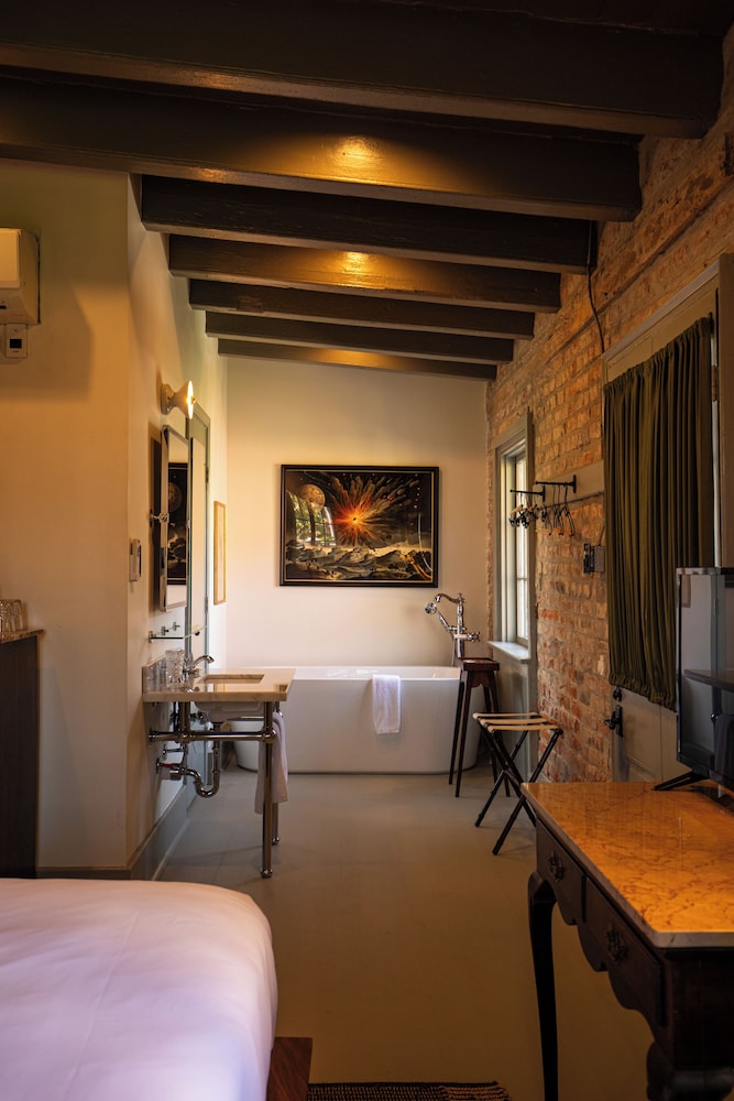 ROOM, KING BED, COURTYARD VIEW, BATHTUB