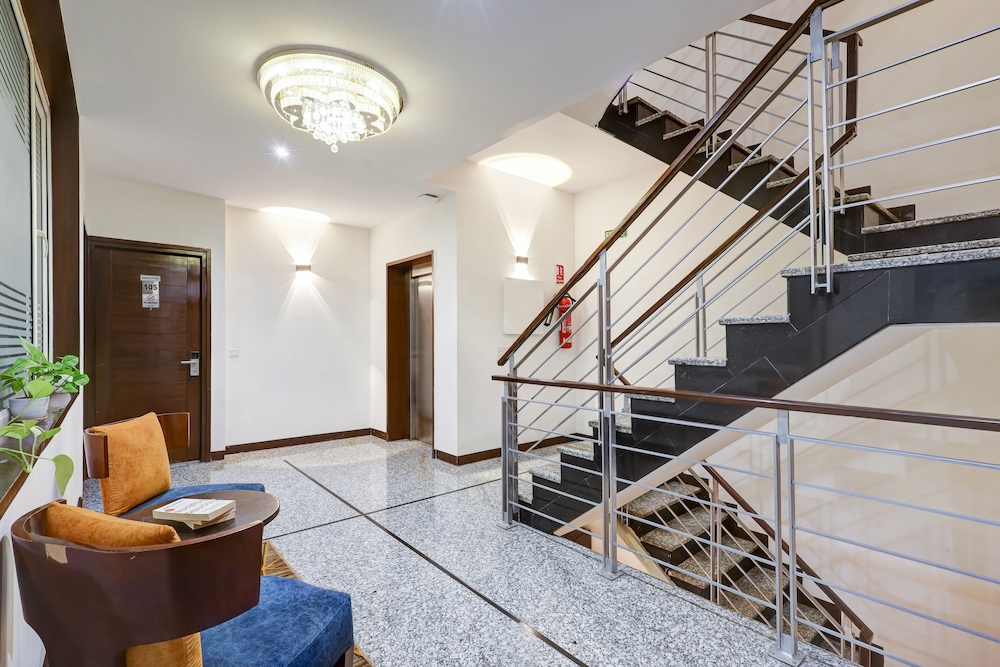 Stately Suites, Golf Course Road 41/58