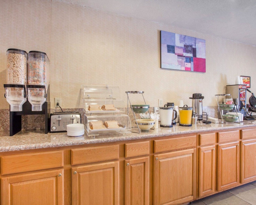 Econo Lodge Inn & Suites Lodi 27/28