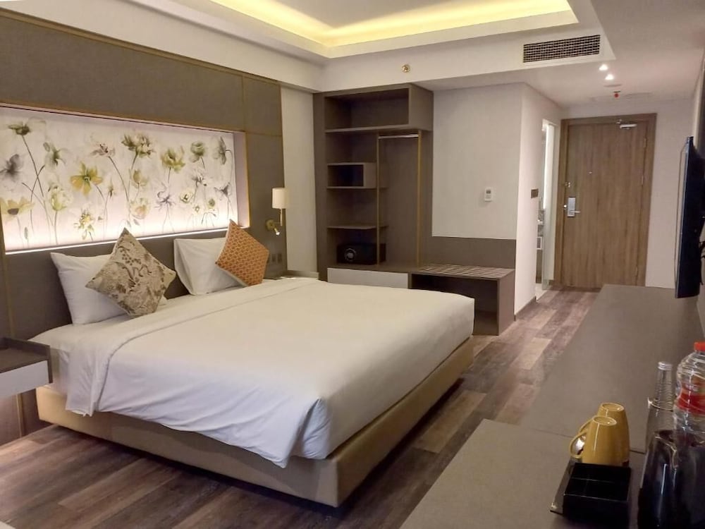 Sunday Hotel Arshika Sunset Road 20/60