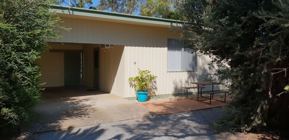 MODRA'S APARTMENTS 12/50