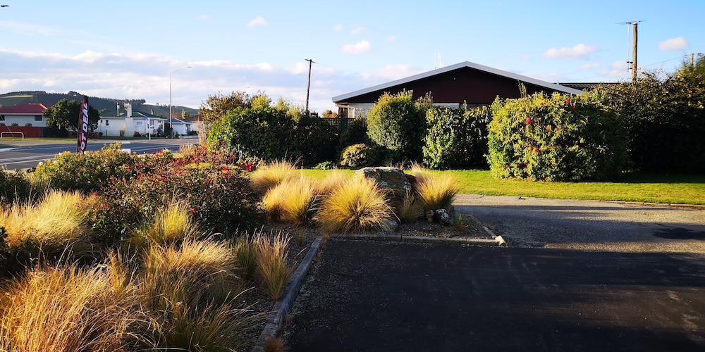 Colonial Lodge Motel 24/42