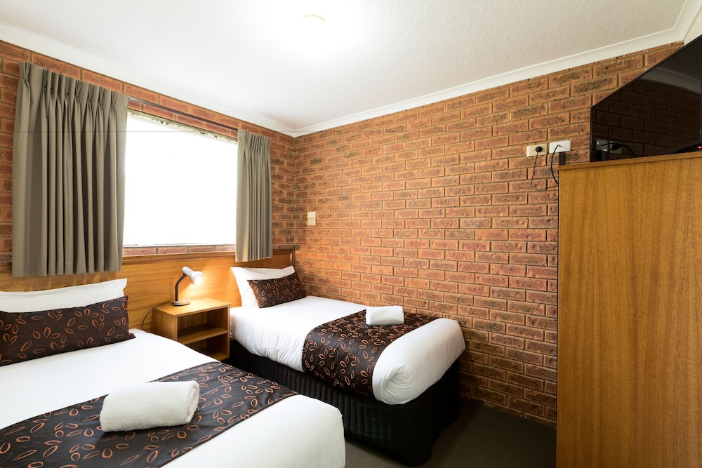 ADVANCE MOTEL 12/45