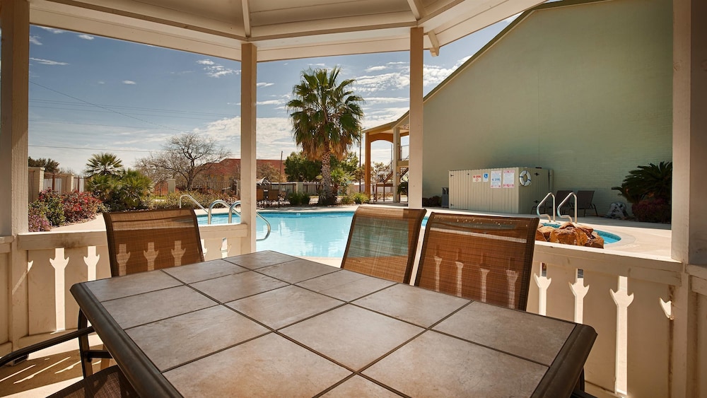 SureStay Hotel by Best Western Floresville 4/29