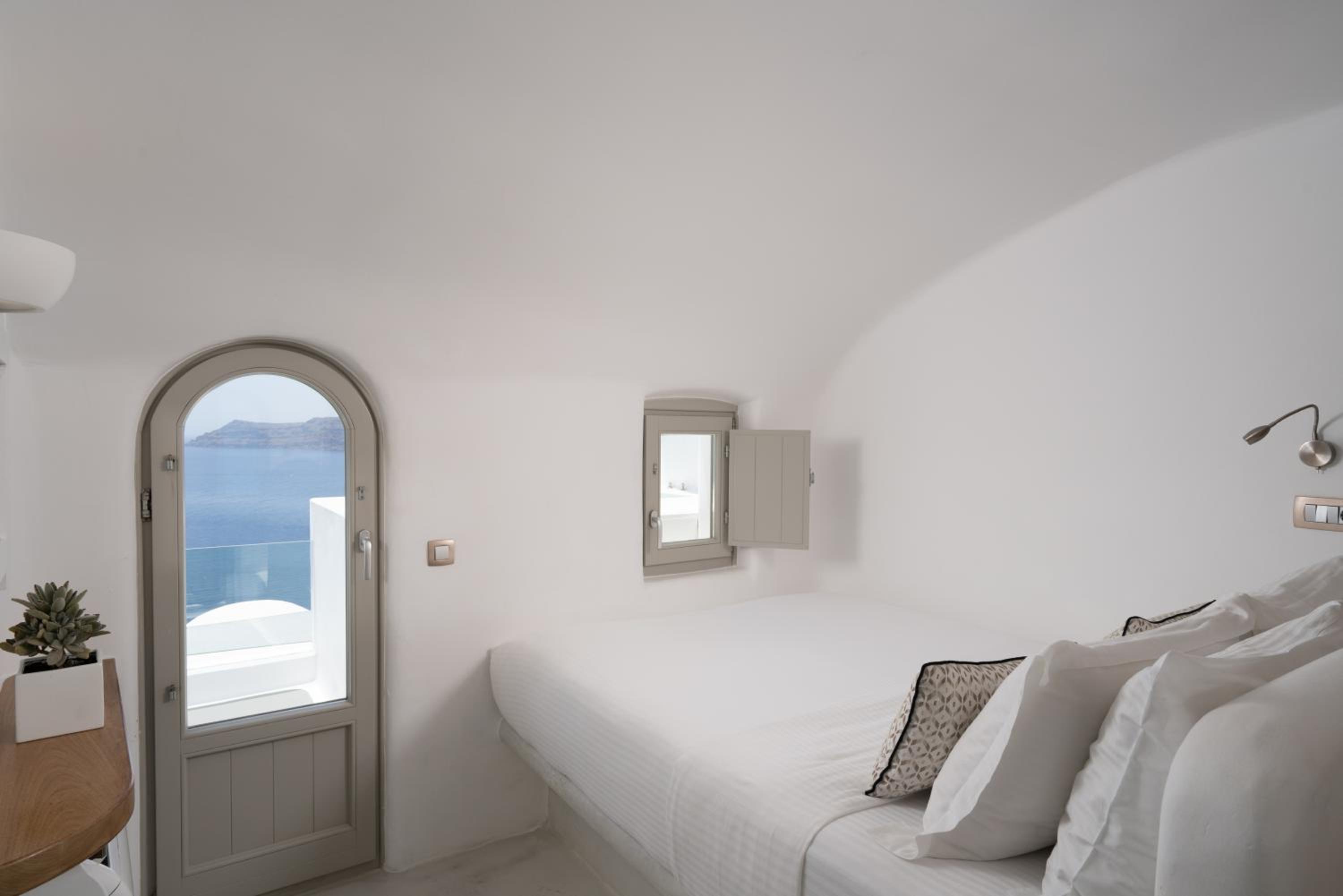 Honeymoon, Suite, Caldera View, Outdoor Jetted Tub، La Perla Villas And Suites Adults Only 8/10
