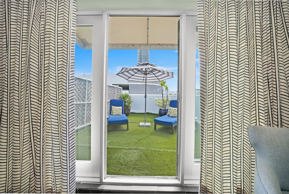Riviera Suites South Beach 38/65