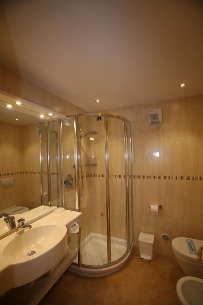 HOTEL CRISTINA 44/45