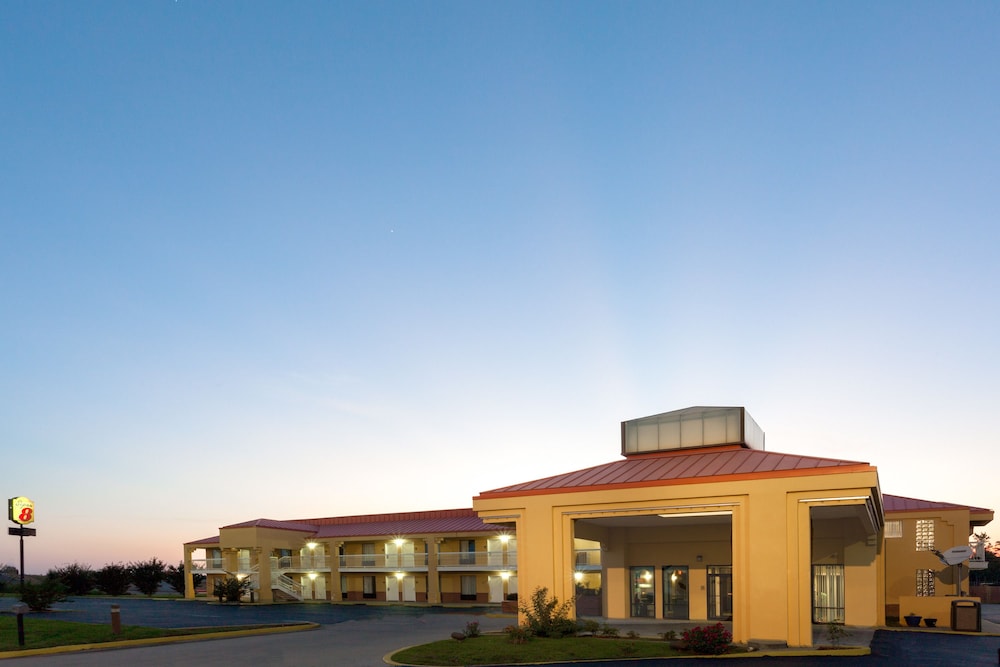 Super 8 By Wyndham Madison/Ridgeland Area 1/58