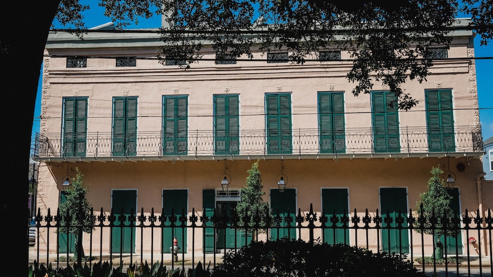 Royal Frenchmen Hotel And Bar 3/72