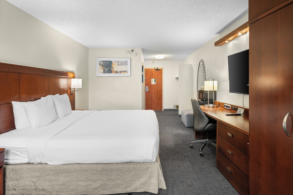 DELUXE, KING BED, POOL VIEW