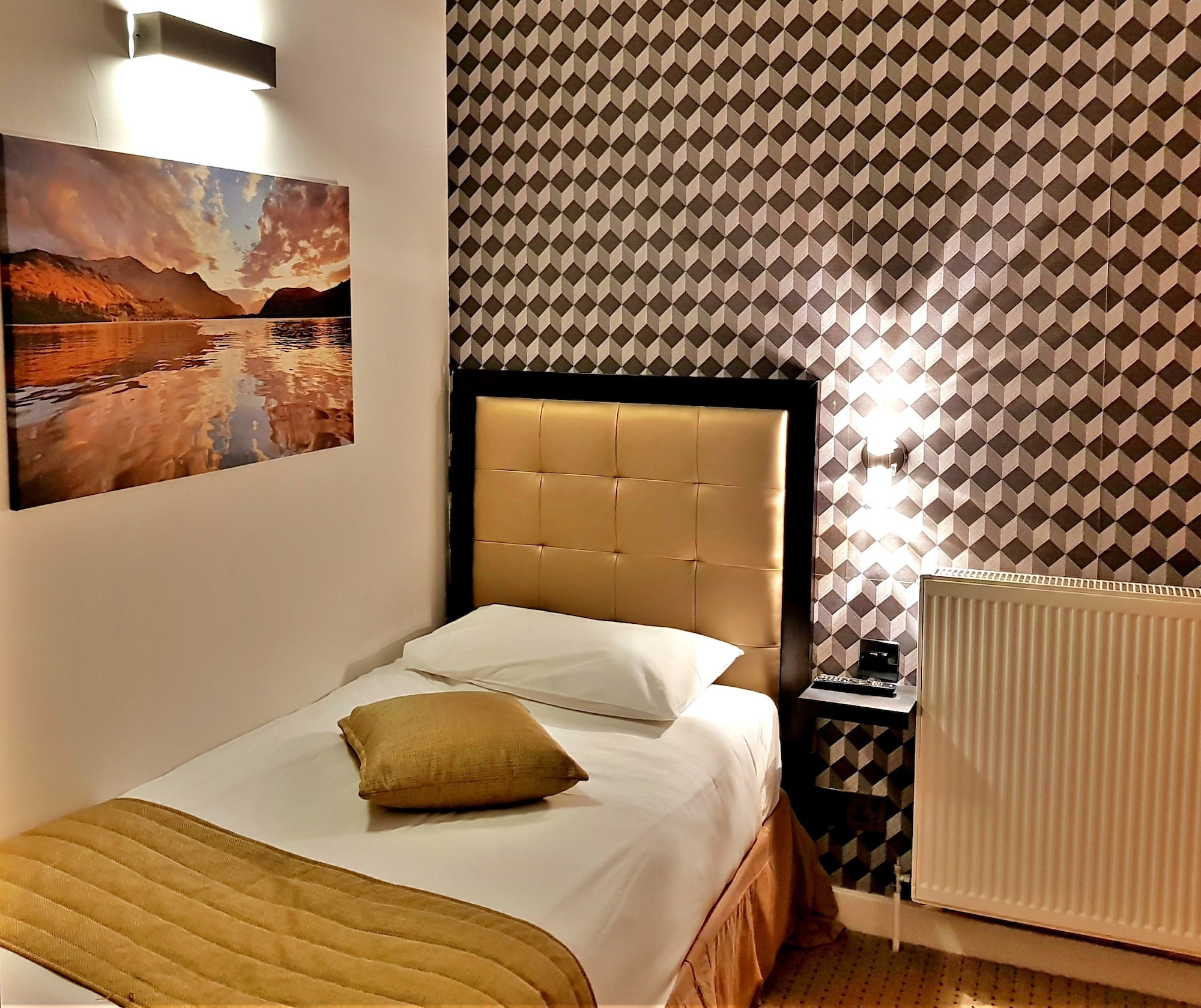 ROOM, SINGLE