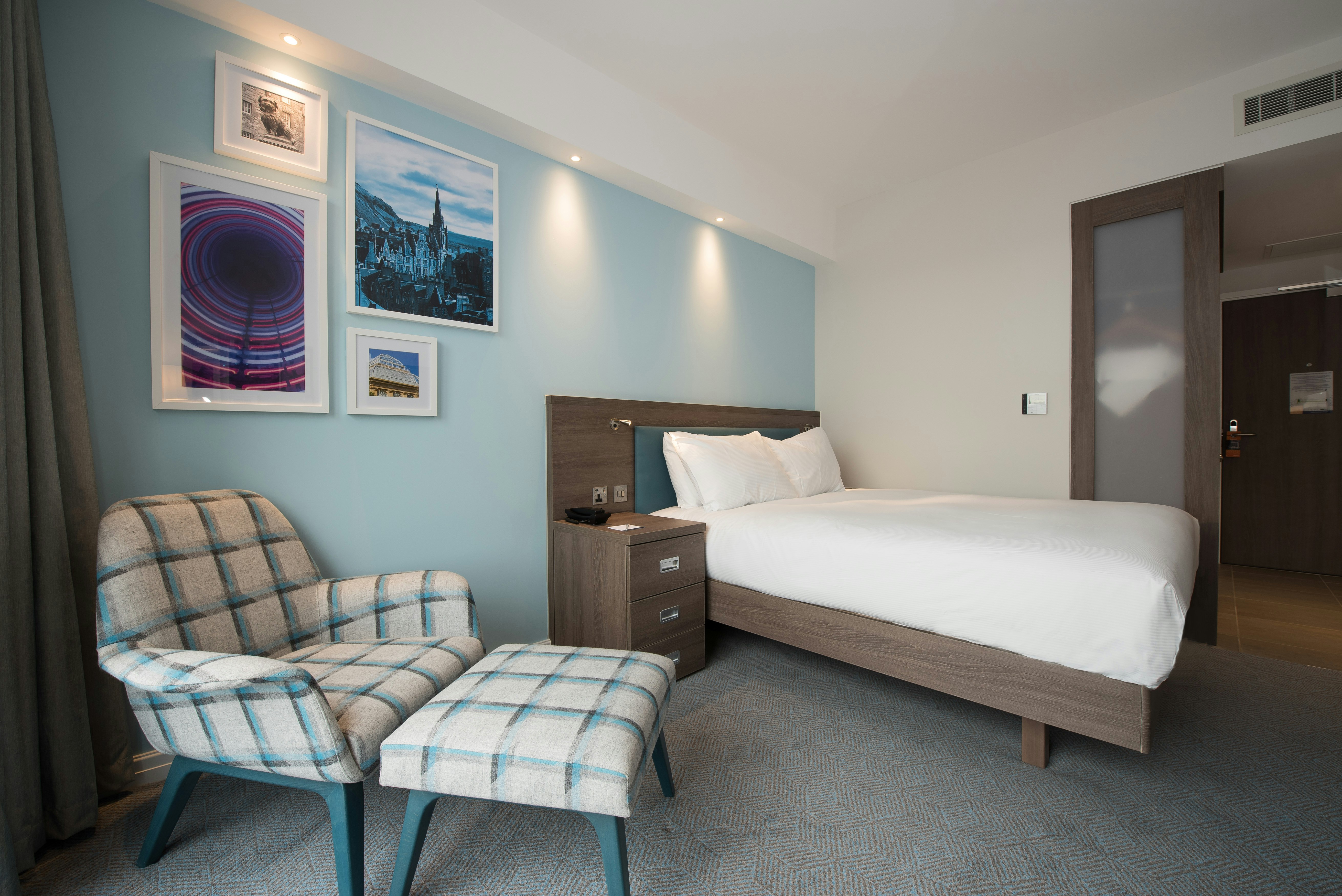 ROOM, QUEEN BED