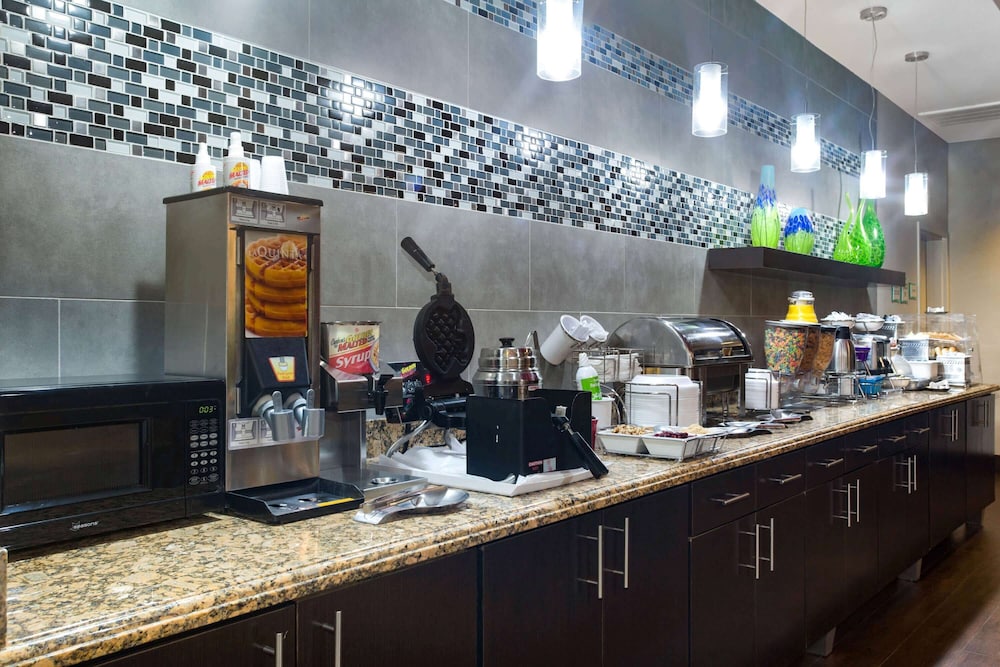 La Quinta Inn Suites Pearsall 39/56