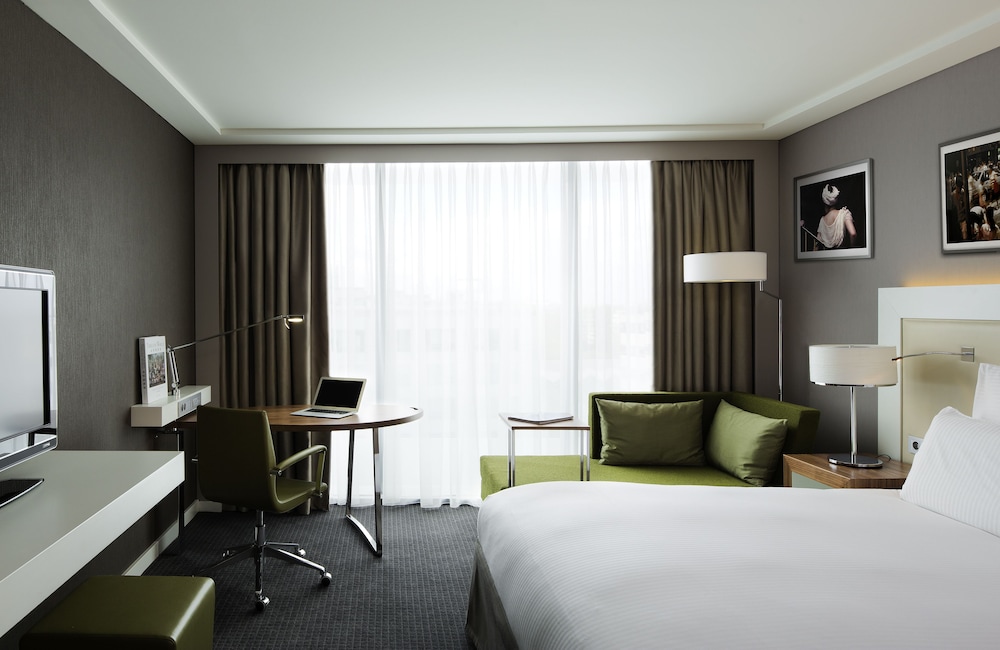 DELUXE, KING BED