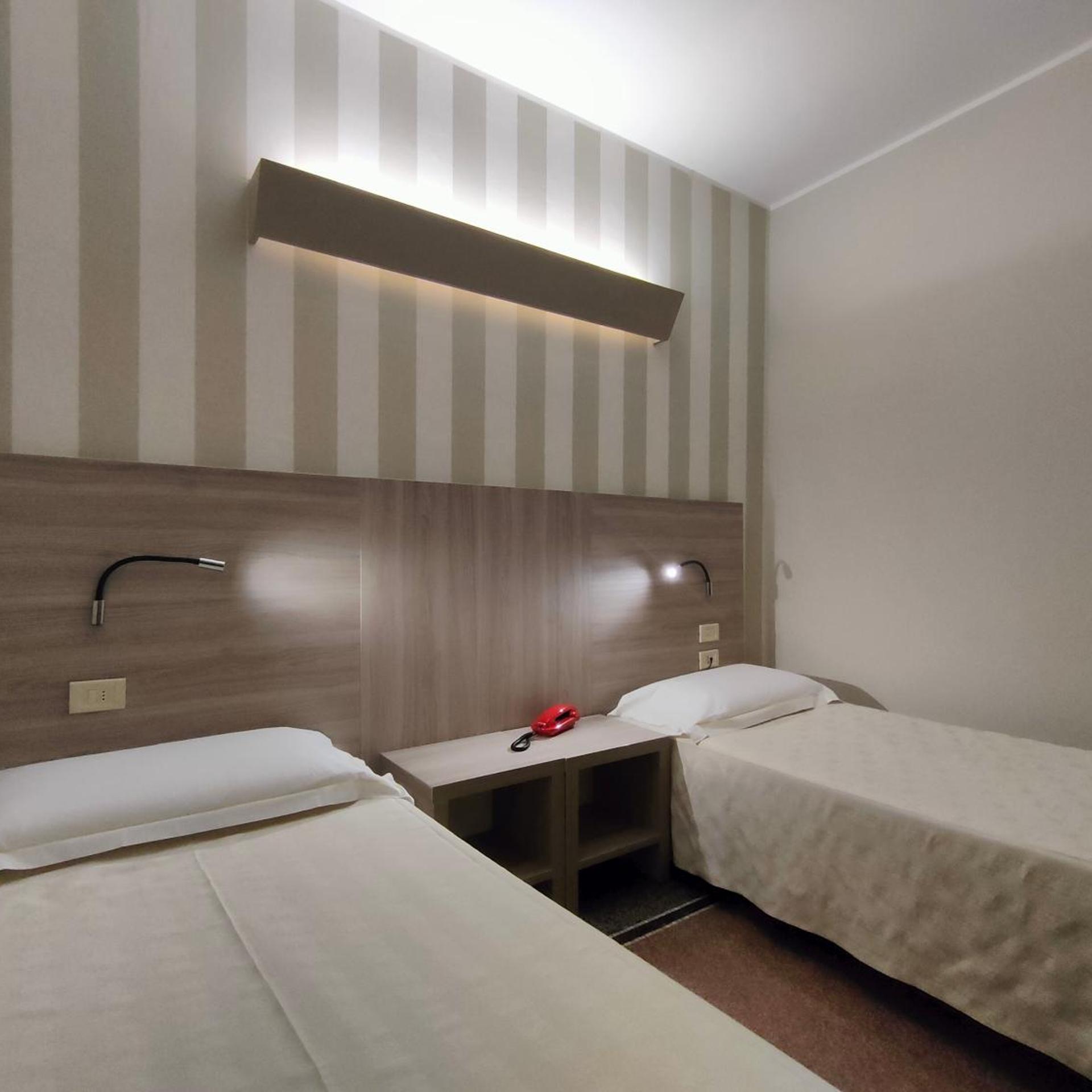ROOM, TWIN BEDS