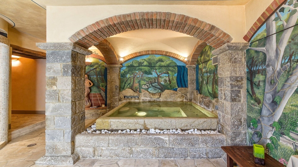 LE POZZE DI LECCHI HOTEL 11/31