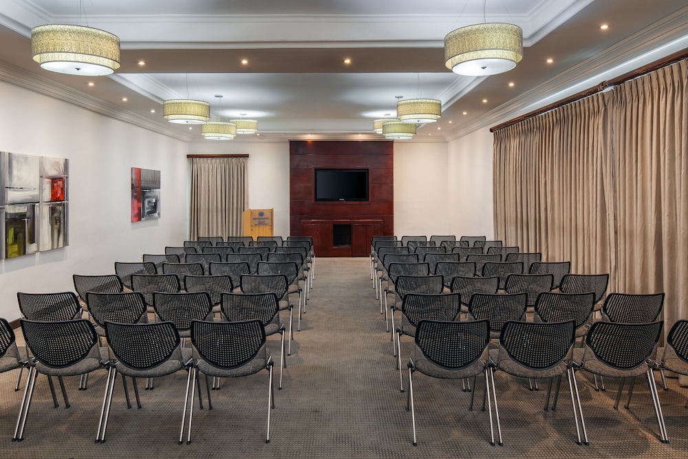 Protea Hotel By Marriott Lagos Kuramo Waters 62/71