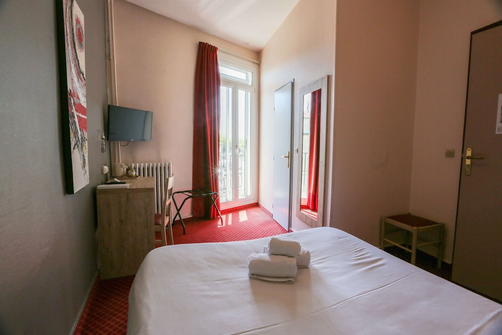 Brit Hotel Bleu Nuit 32/50