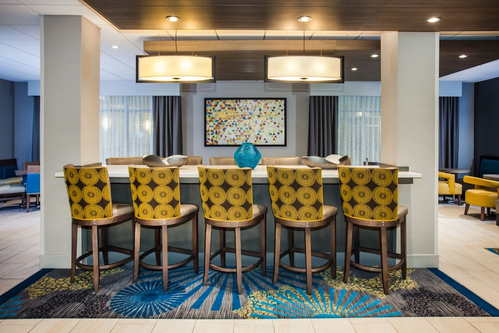 Holiday Inn Express Suites Litchfield West 55/56