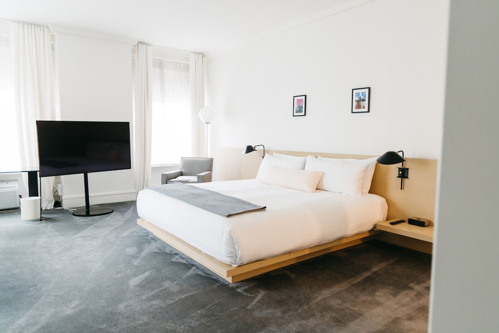 STANDARD, QUEEN BED