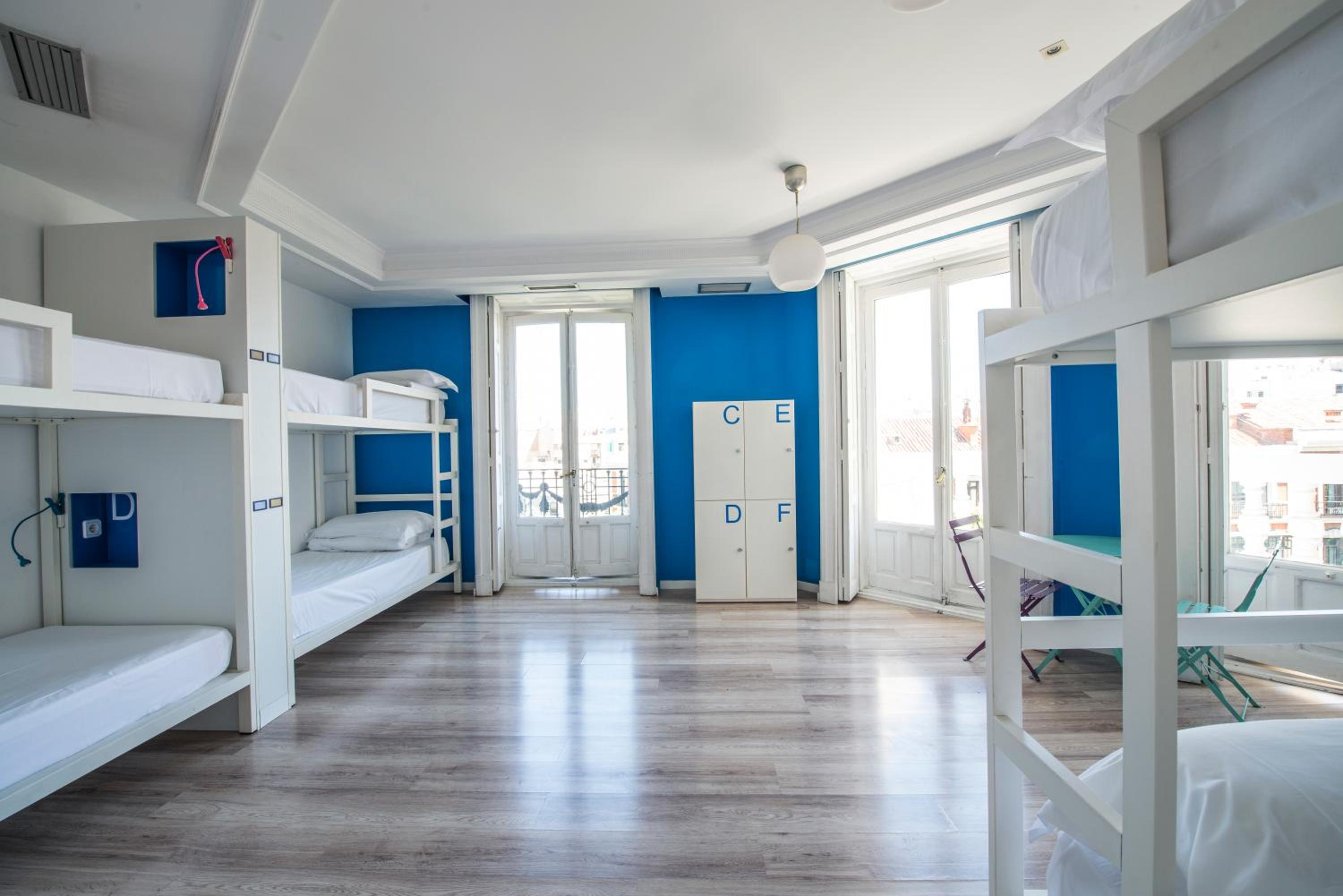 Mixed Dorm, 12 Beds, Shared Bathroom