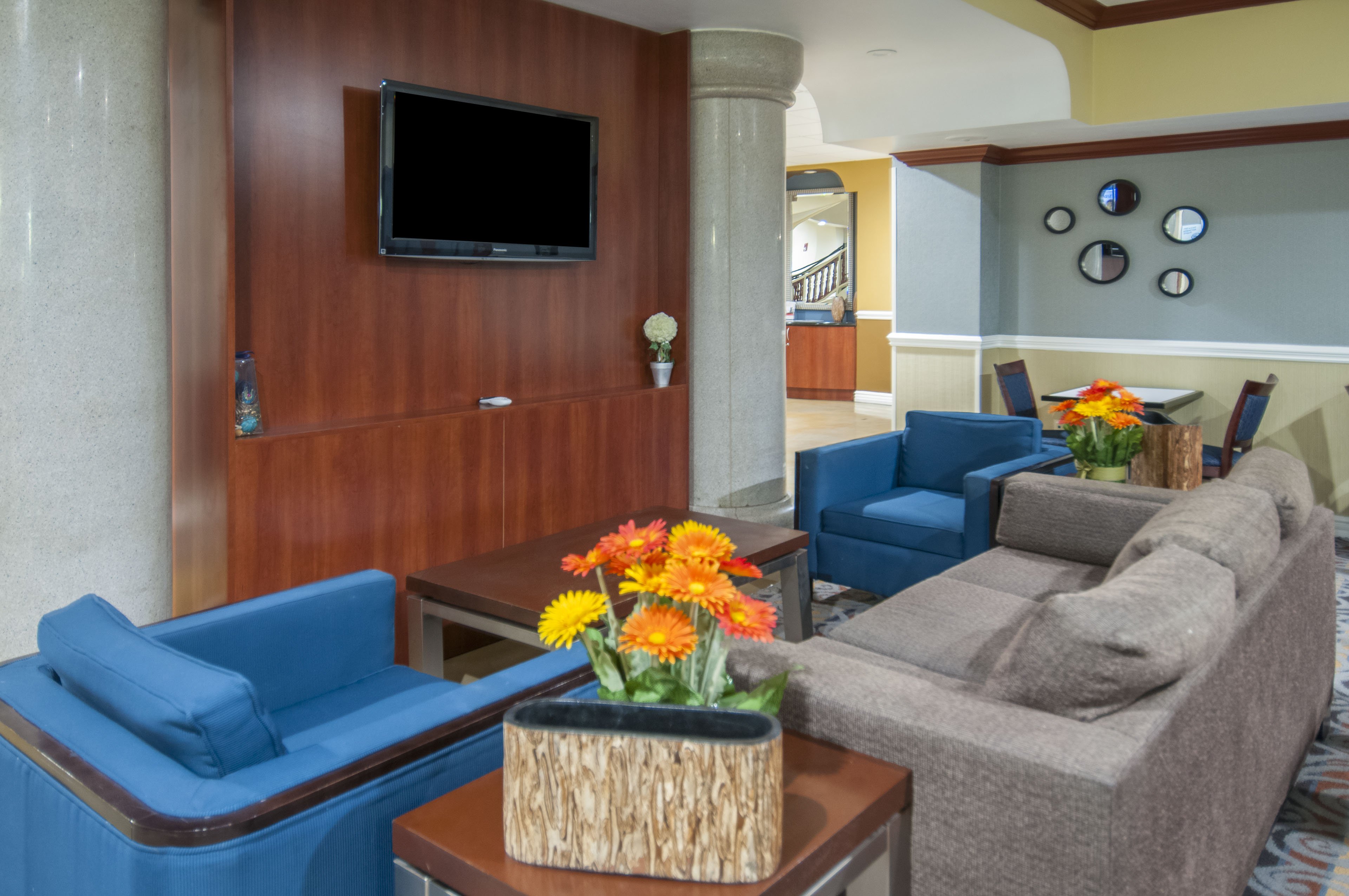 Holiday Inn Express Hotel Suites Bakersfield Central 38/71