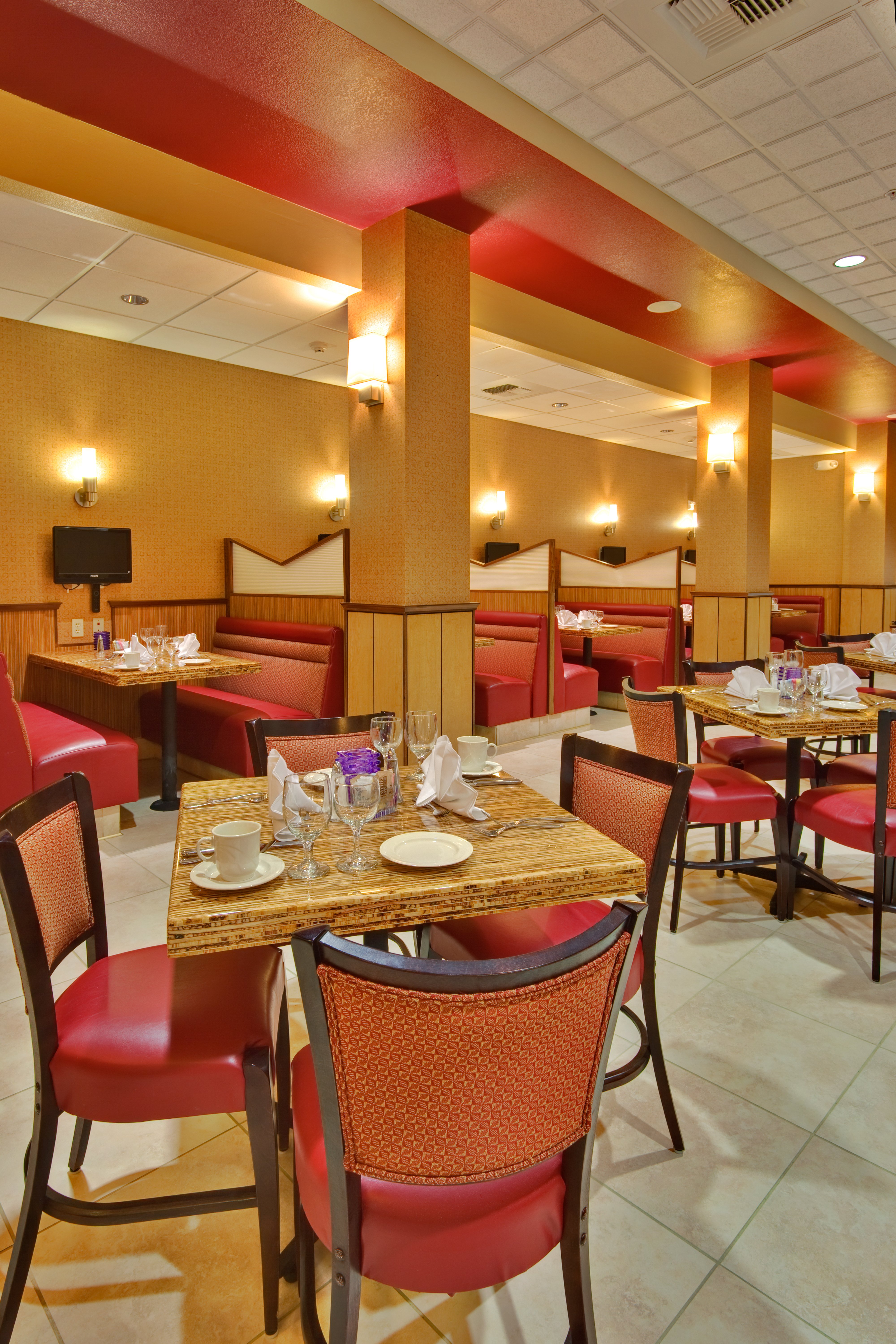 Holiday Inn Hotel Amp Suites Bakersfield North 34/57