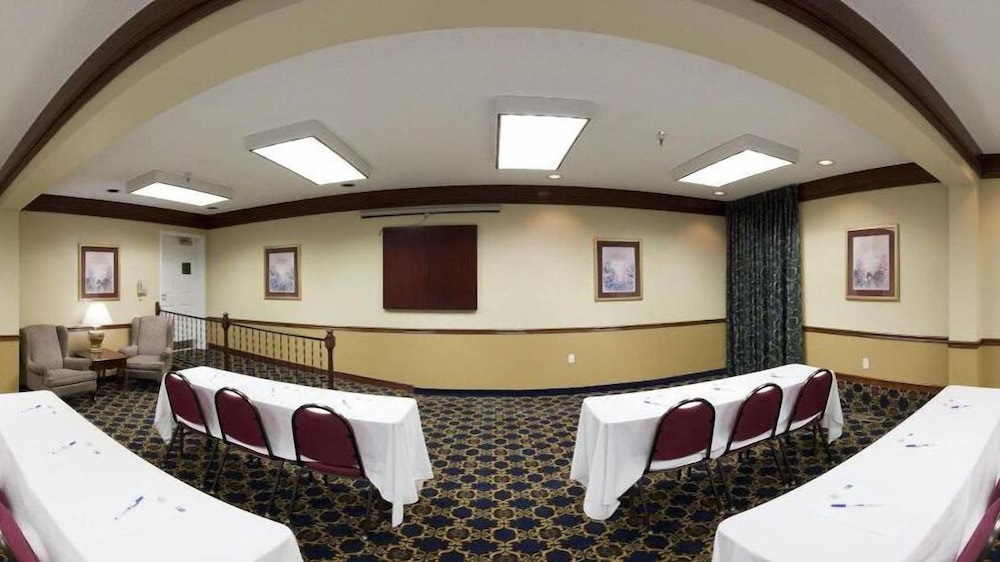 Days Inn & Suites by Wyndham Tahlequah 9/13