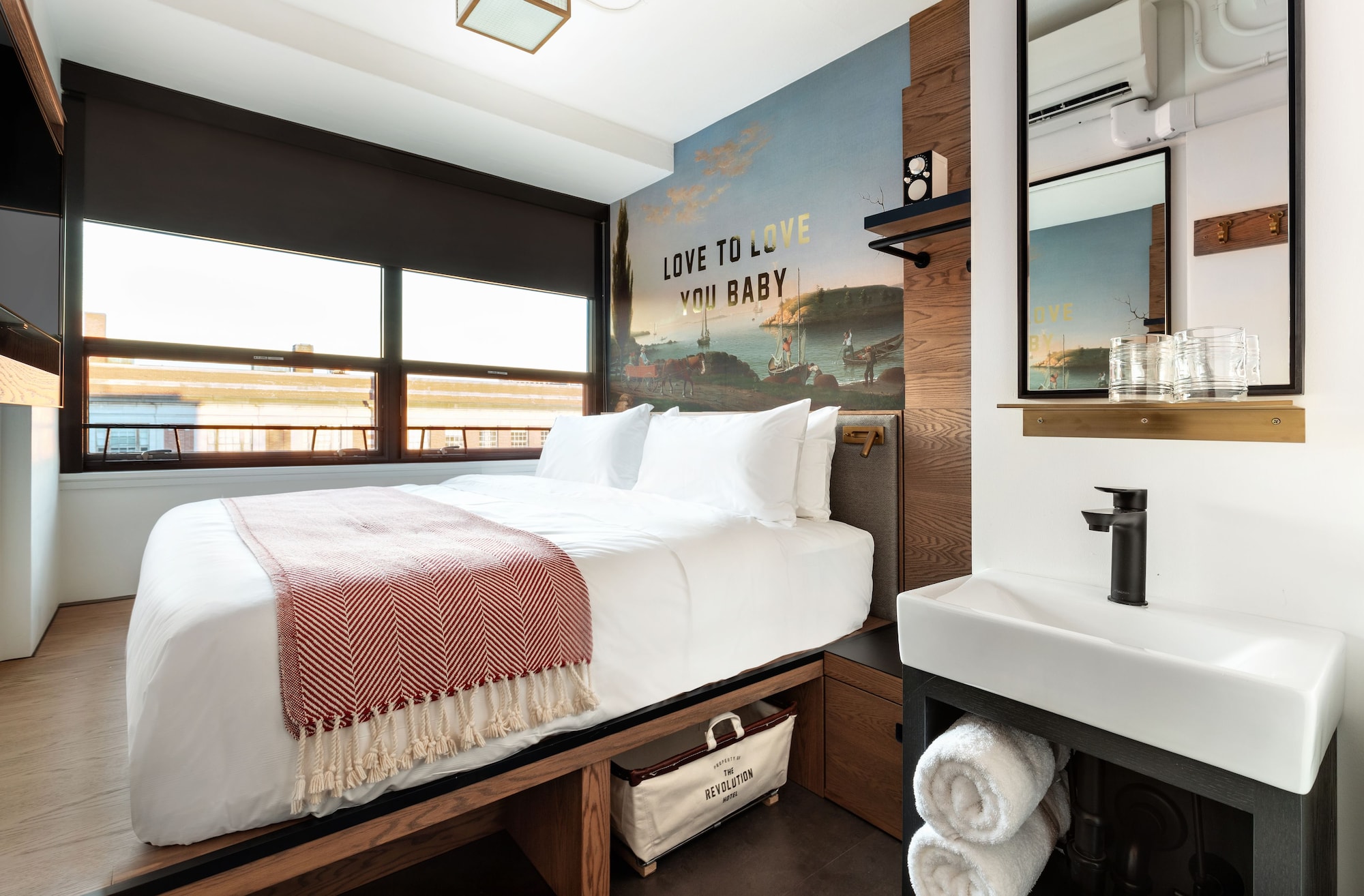 STANDARD, QUEEN BED, BATHTUB