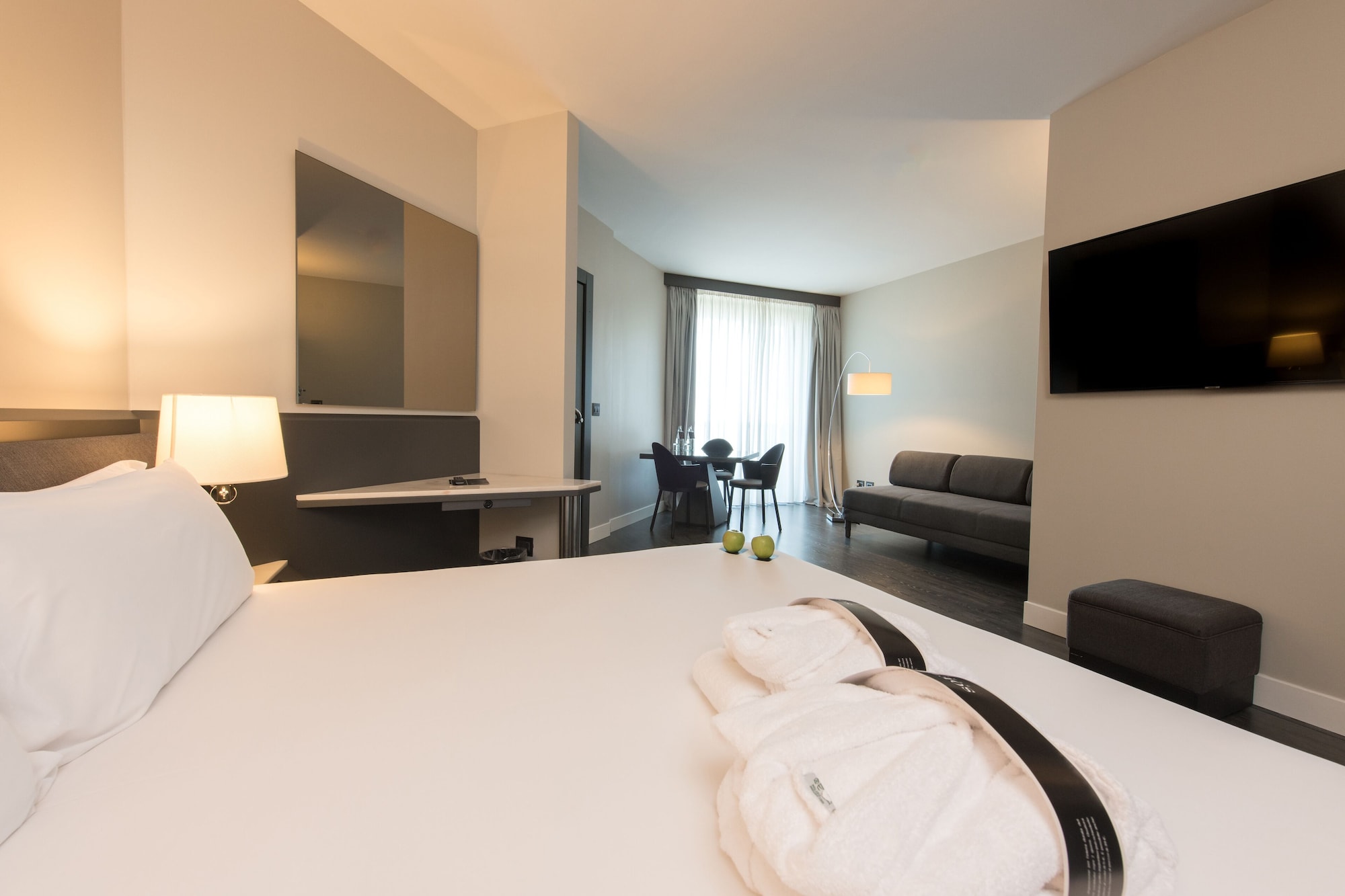 BUSINESS, SUPERIOR, QUEEN BED