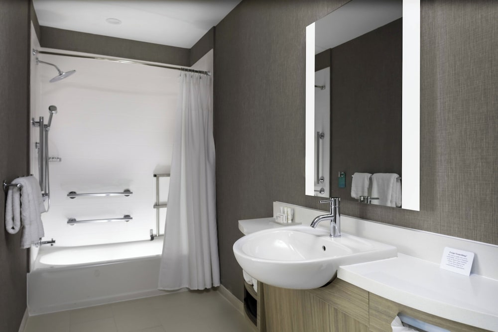 SpringHill Suites Kansas City Airport 30/33