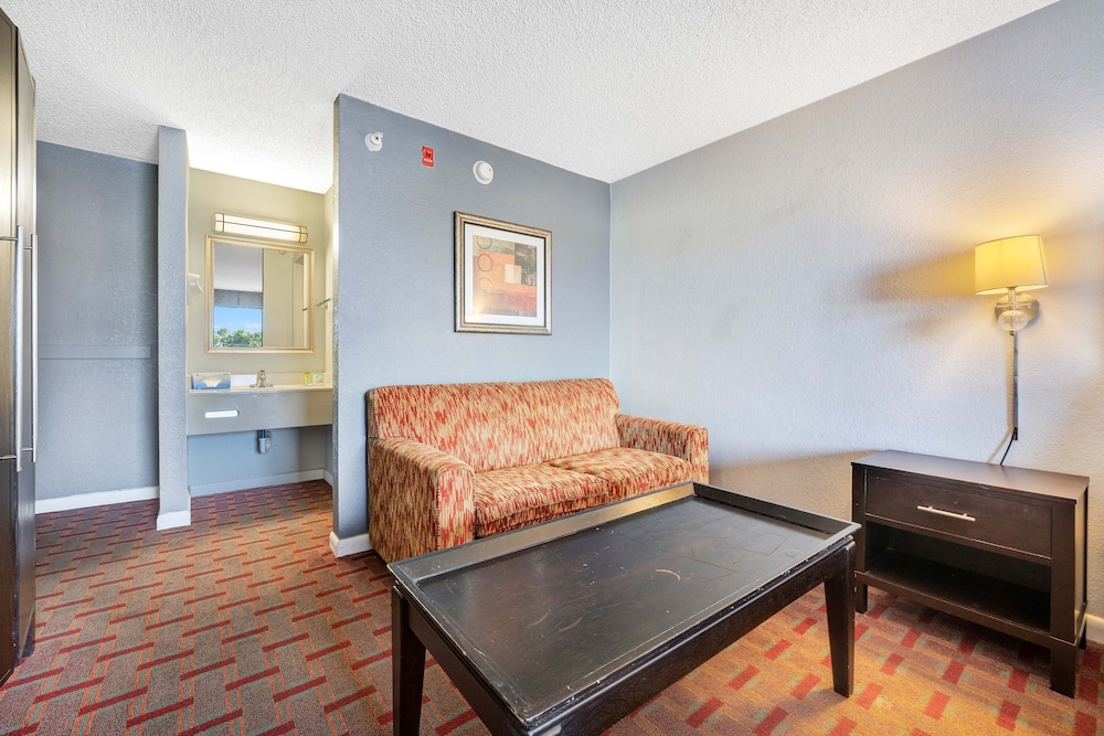 Super 8 by Wyndham Orlando Near Florida Mall 34/54