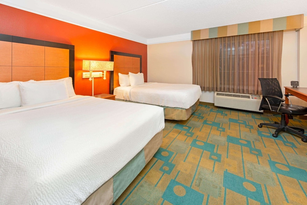 La Quinta Inn & Suites by Wyndham USF (Near Busch Gardens) 15/54