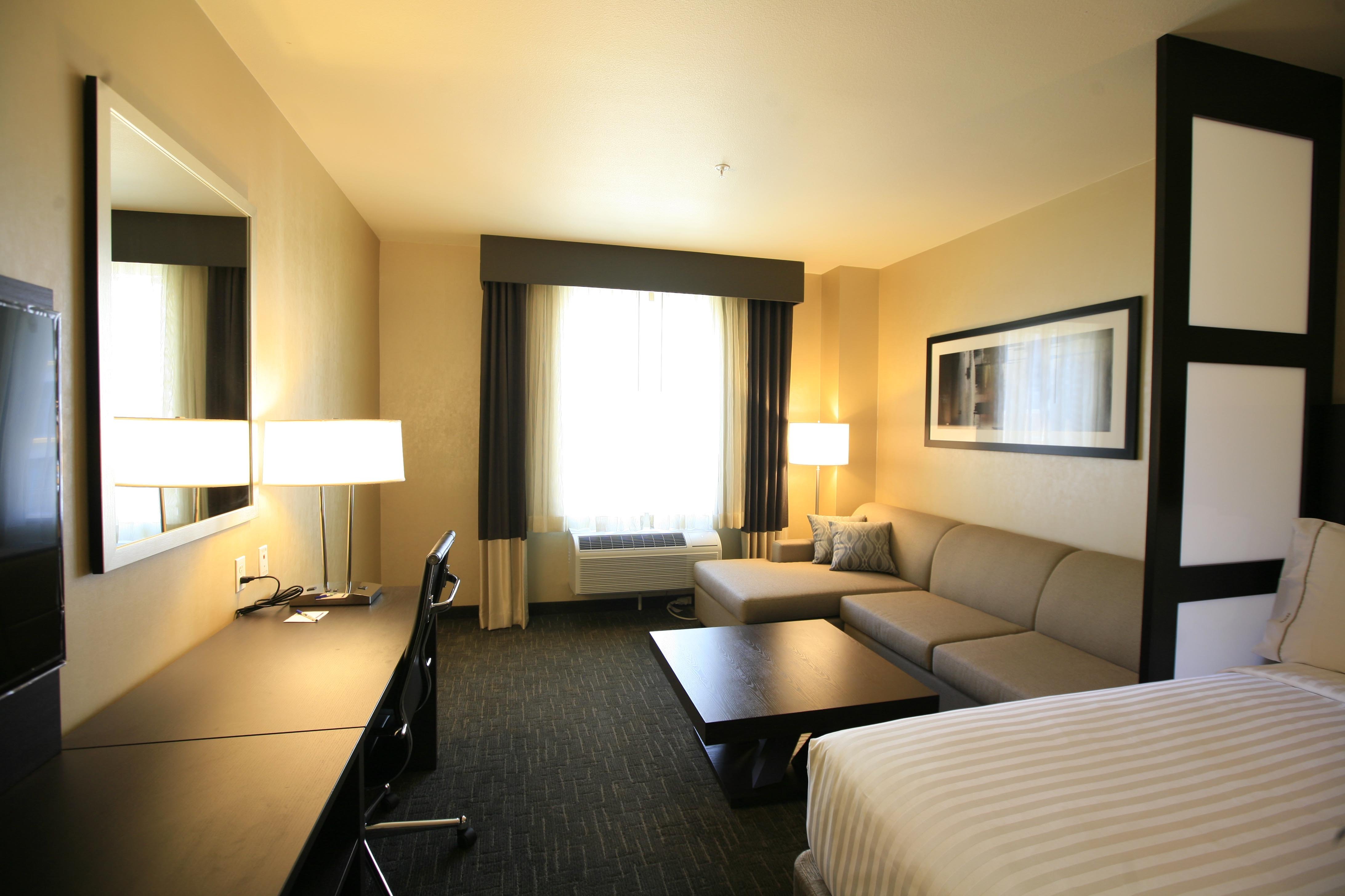 Holiday Inn Express & Suites Anaheim Resort Area 18/58