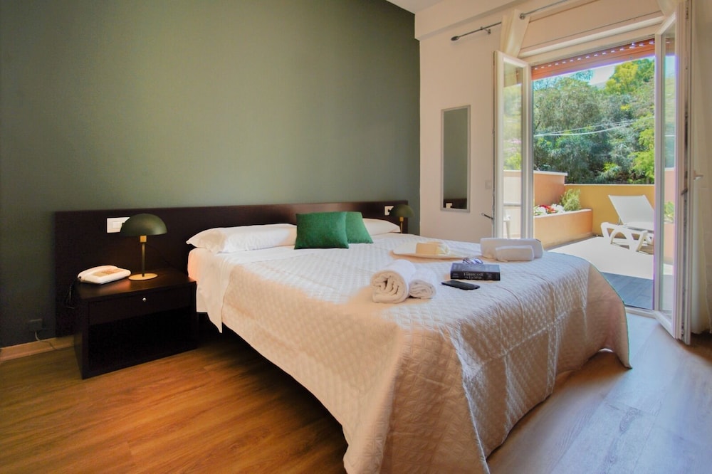 Superior, Queen Bed, Mountain View, Balcony