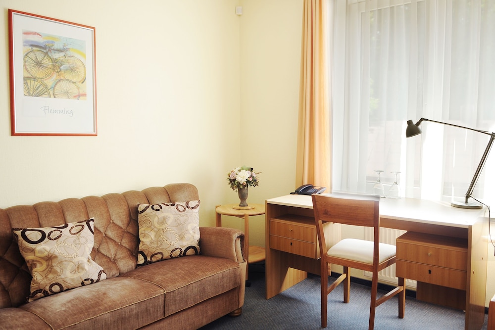 AMICUS HOTEL 25/42