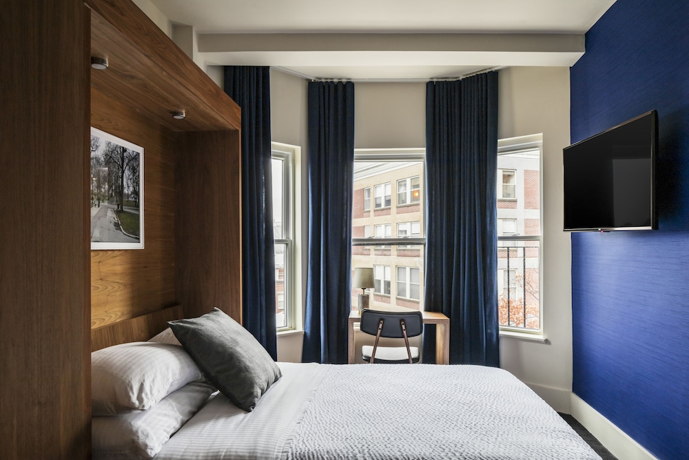 STANDARD, QUEEN BED